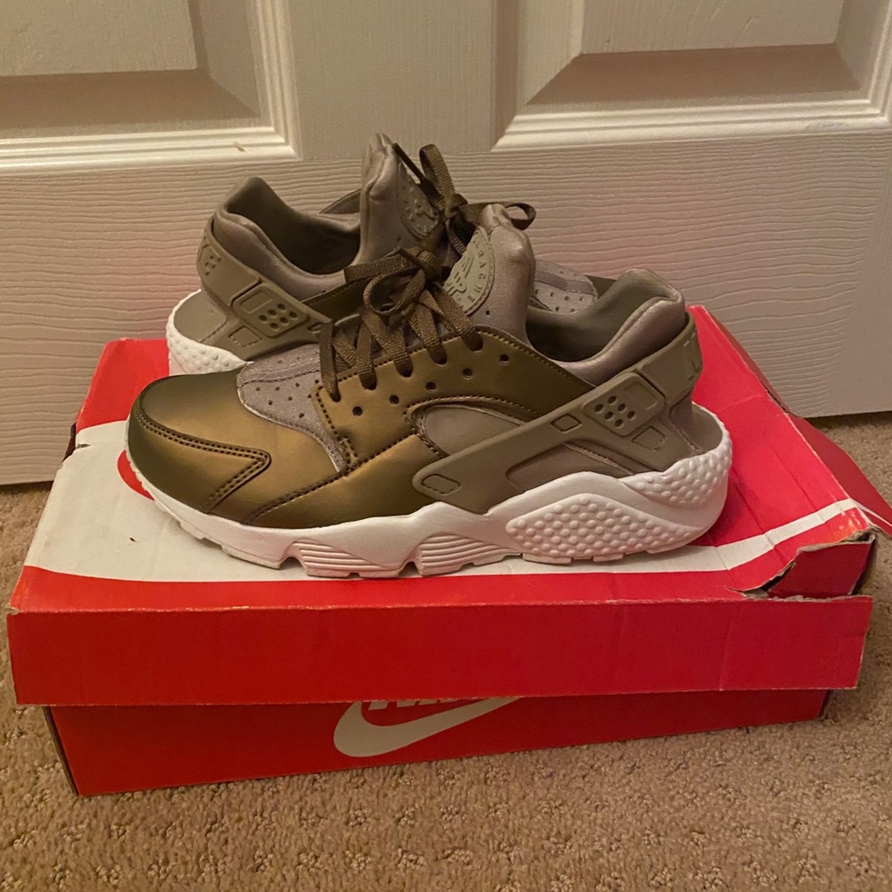 Nike Air Huarache size 6.5 women’s